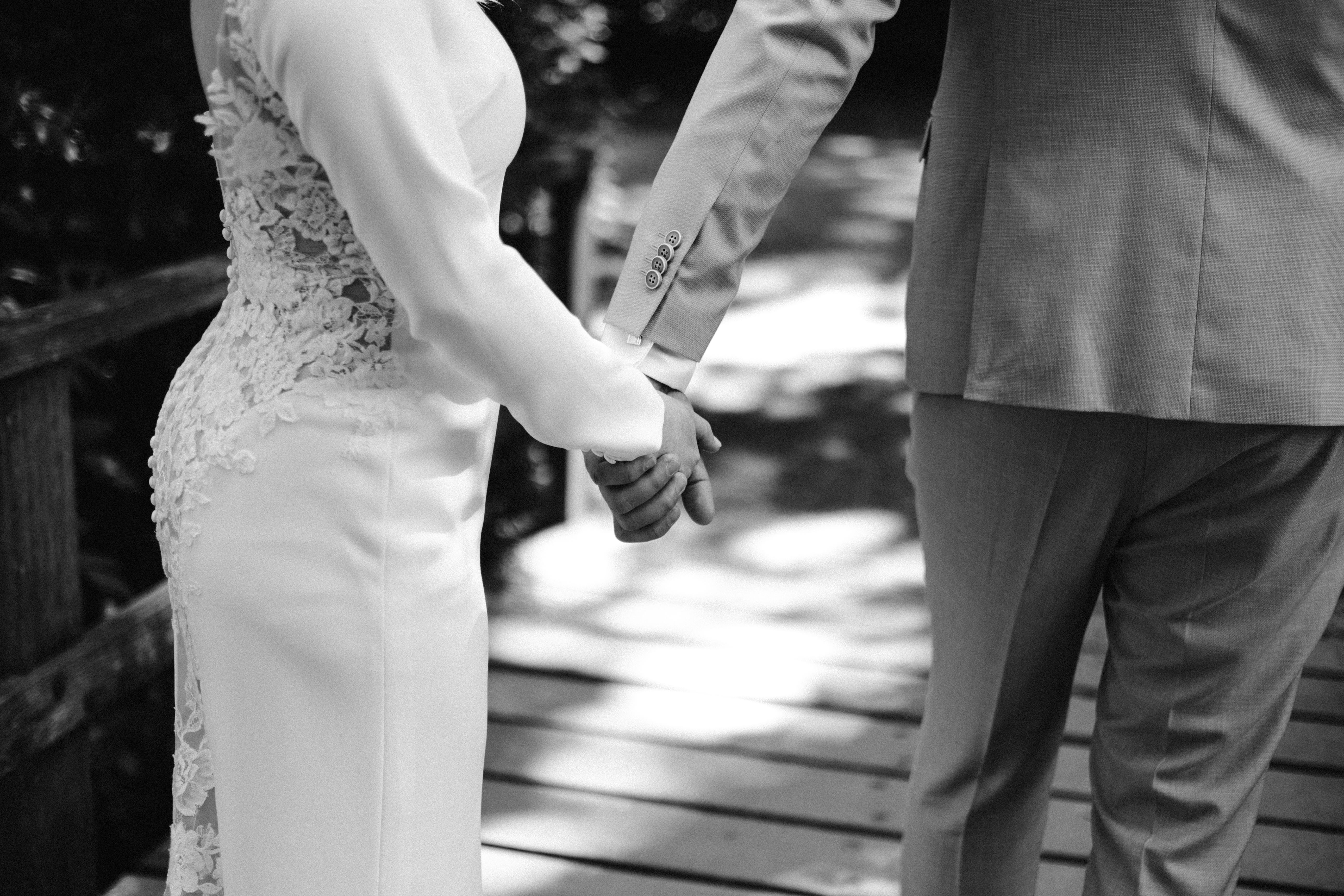 julia in haar trouwjurk zwart wit